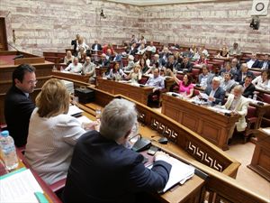 Οι βουλευτές του ΠΑΣΟΚ ενημερώνονται για τα δημοψηφίσματα